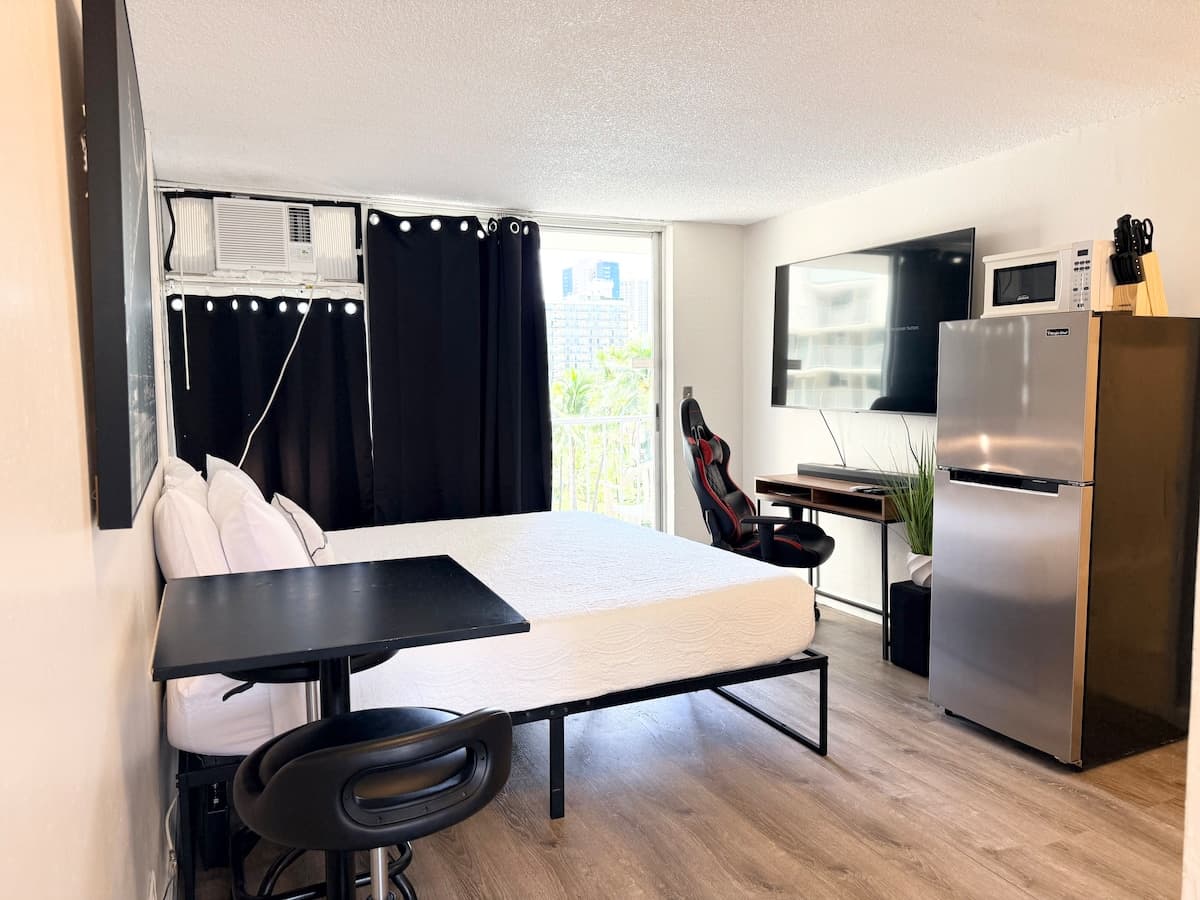 Condo in Honolulu · ★4.54 · Studio · 1 bed · 1 private bath - Photo 3