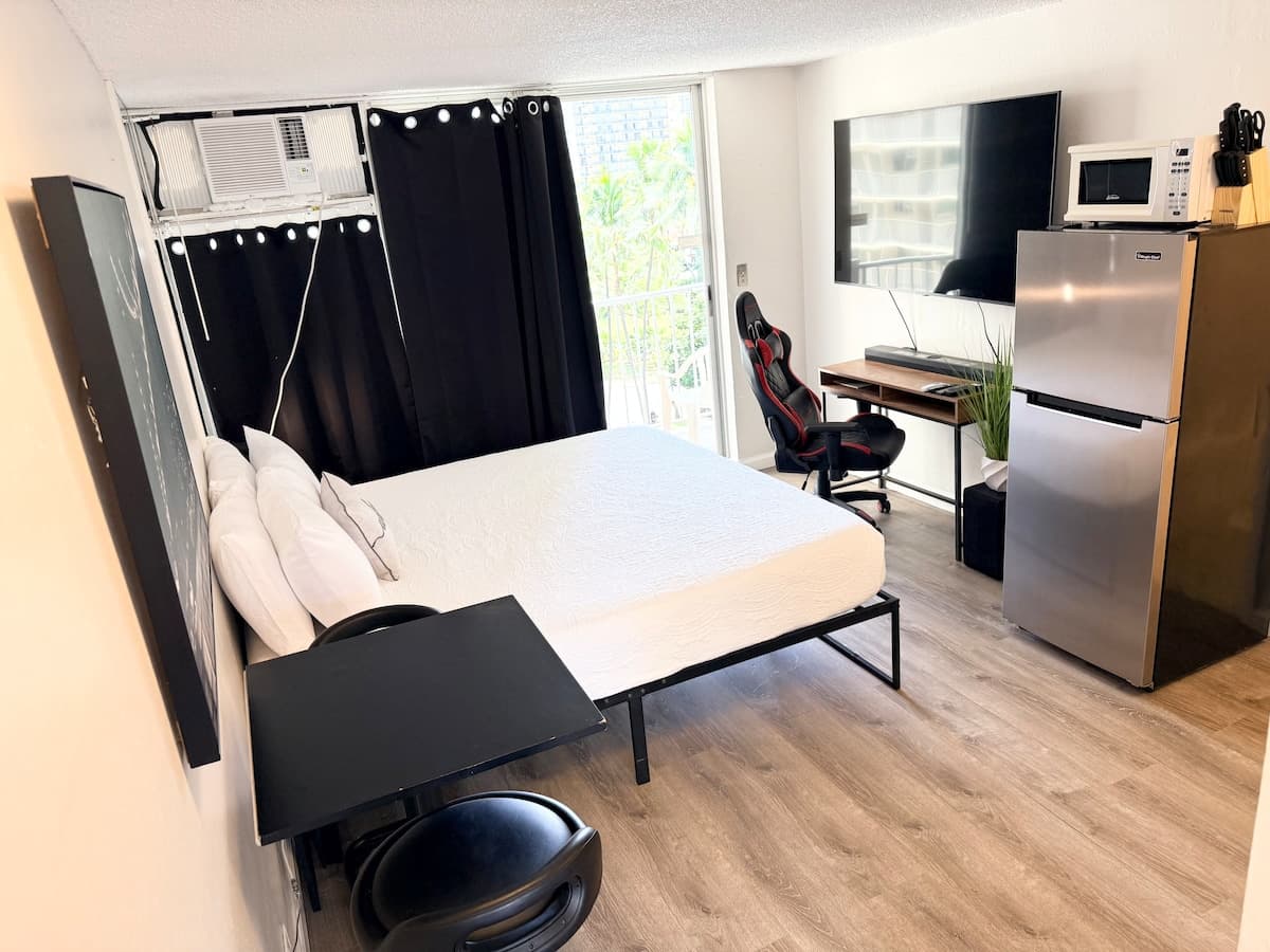 Condo in Honolulu · ★4.54 · Studio · 1 bed · 1 private bath - Photo 2