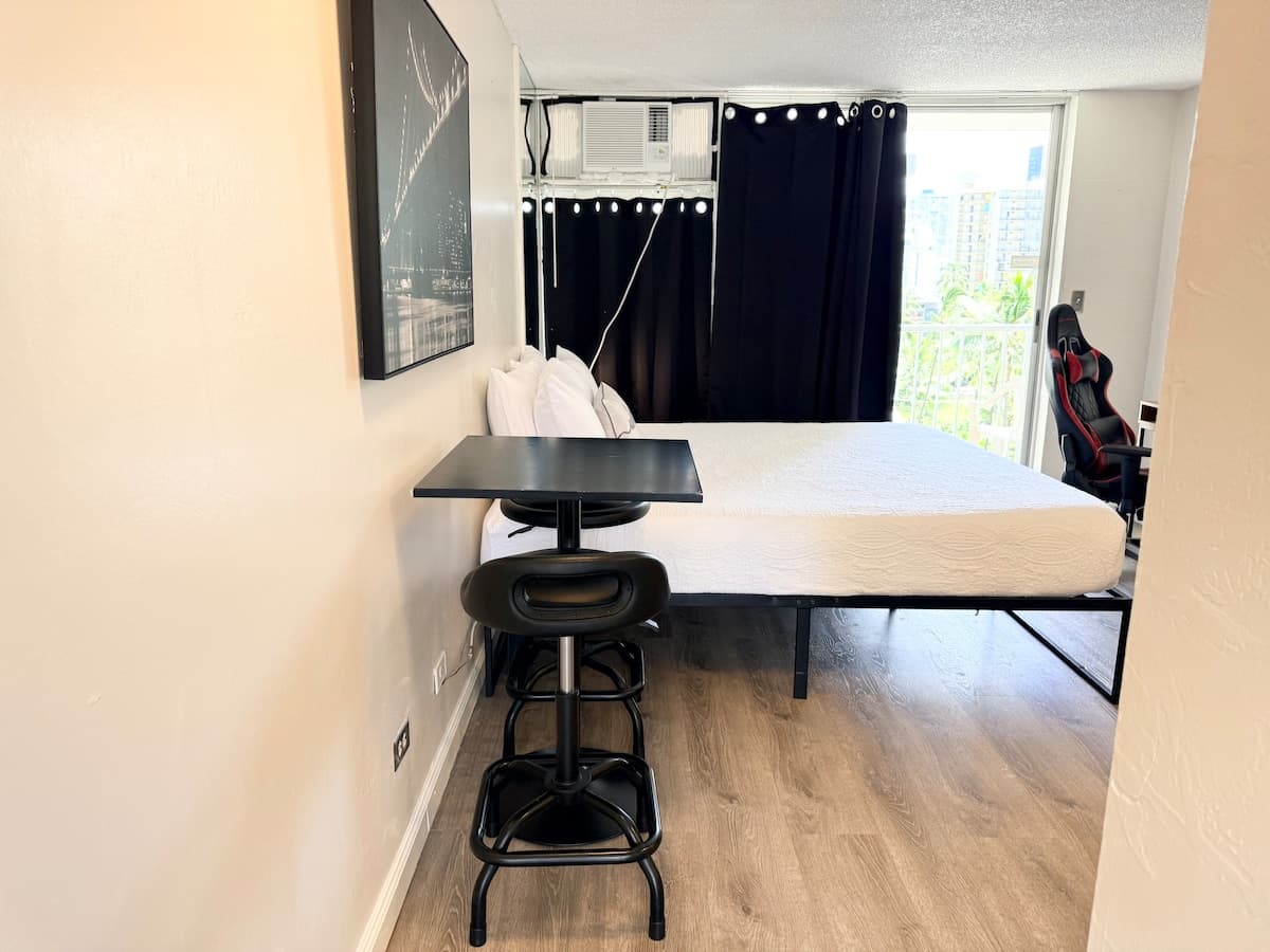 Condo in Honolulu · ★4.54 · Studio · 1 bed · 1 private bath - Photo 4