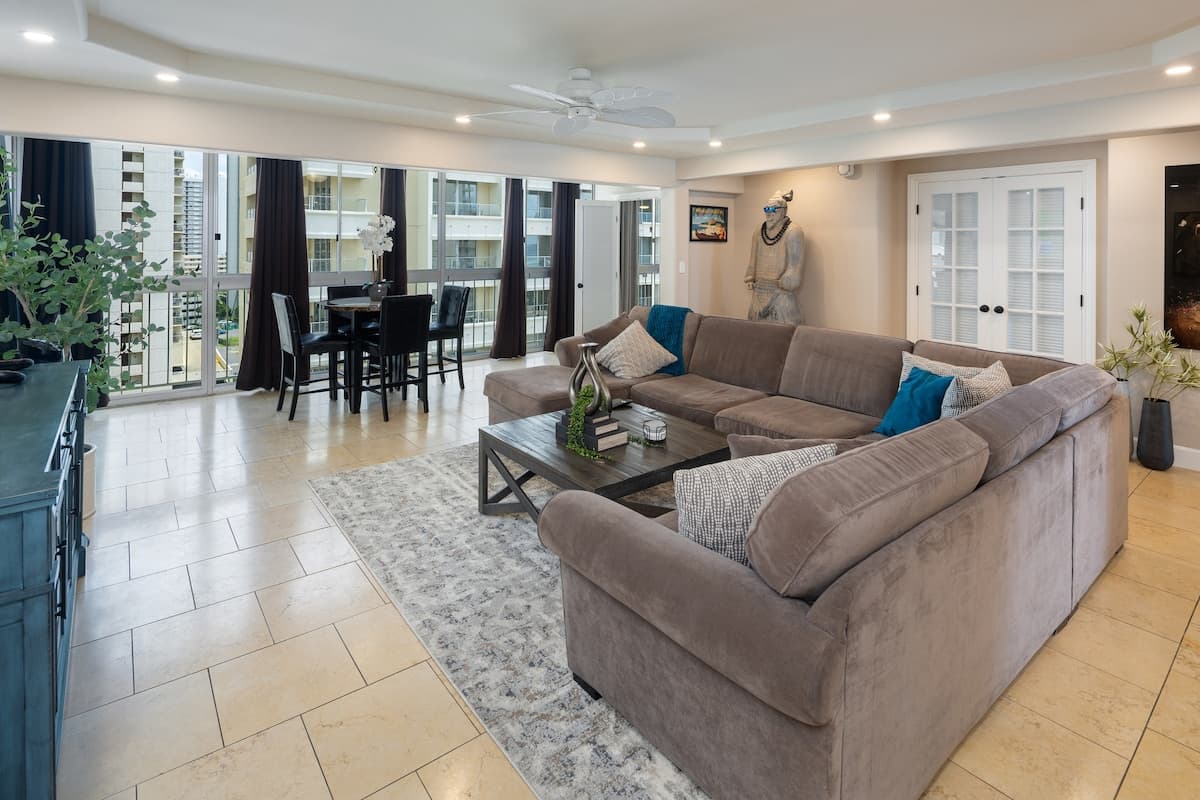 Condo in Honolulu · ★4.97 · 2 bedrooms · 3 beds · 2 private baths - Photo 2