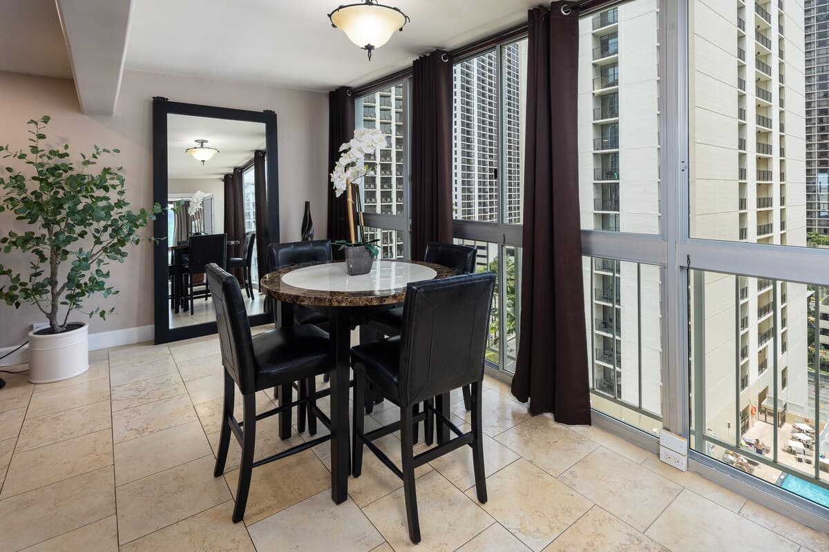 Condo in Honolulu · ★4.97 · 2 bedrooms · 3 beds · 2 private baths - Photo 4