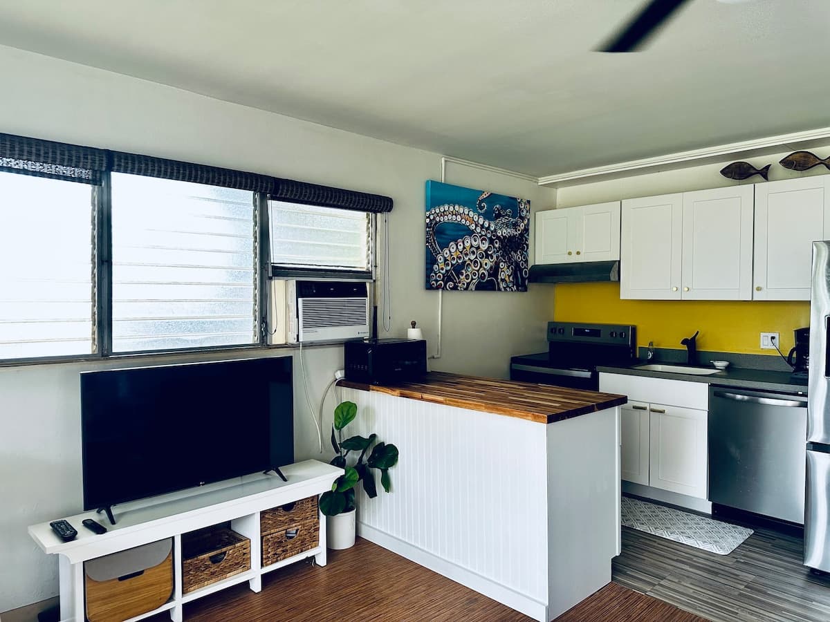 Condo in Kihei · ★4.89 · 1 bedroom · 2 beds · 1 private bath - Photo 5