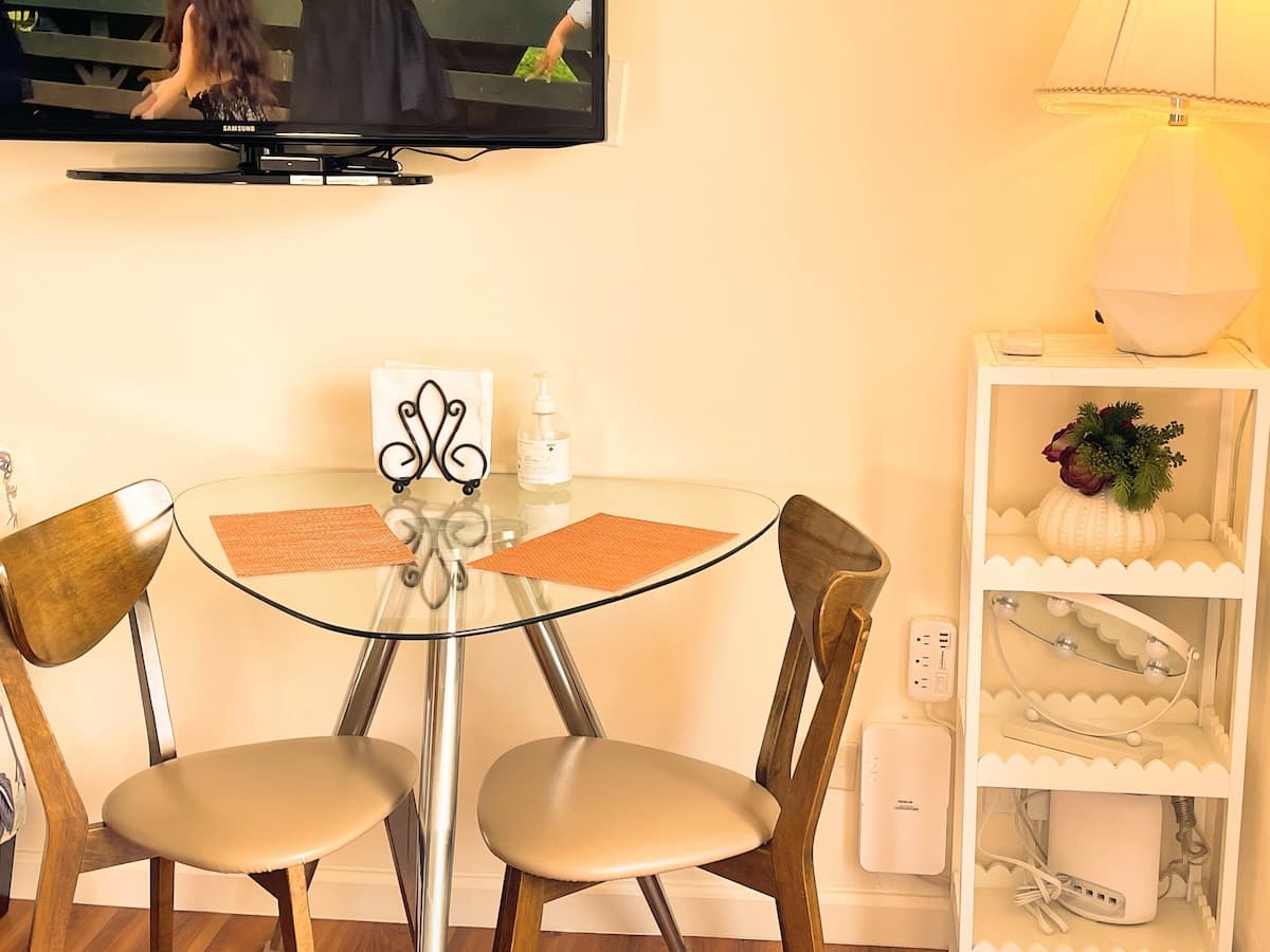 Condo in Honolulu · ★4.91 · Studio · 1 bed · 1 private bath - Photo 2