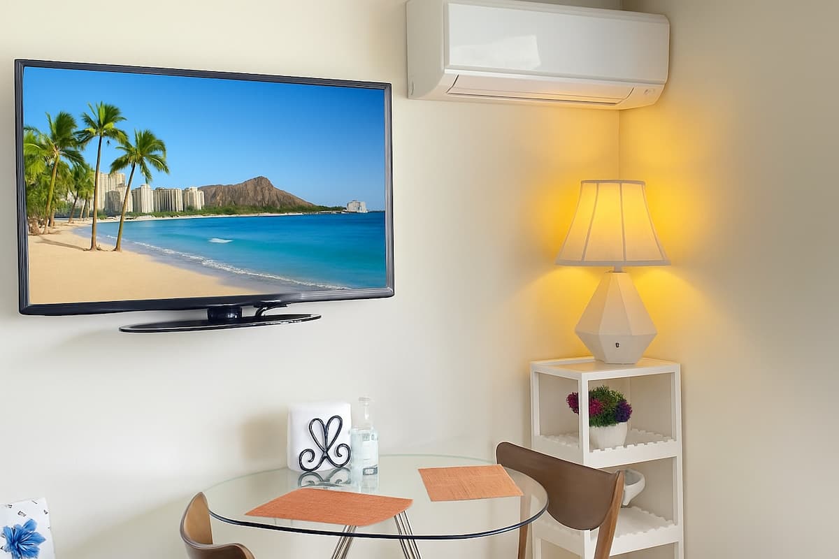 Condo in Honolulu · ★4.91 · Studio · 1 bed · 1 private bath - Photo 1