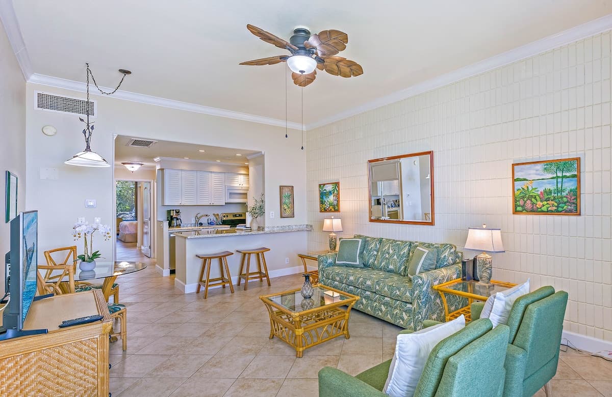 Condo in Lahaina · ★4.9 · 1 bedroom · 2 beds · 1 bath - Photo 4