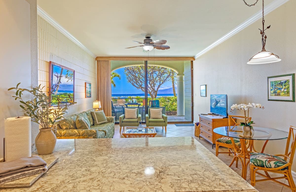 Condo in Lahaina · ★4.9 · 1 bedroom · 2 beds · 1 bath - Photo 1