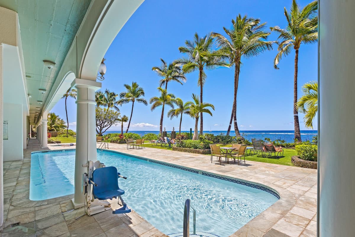 Condo in Lahaina · ★4.9 · 1 bedroom · 2 beds · 1 bath - Photo 2