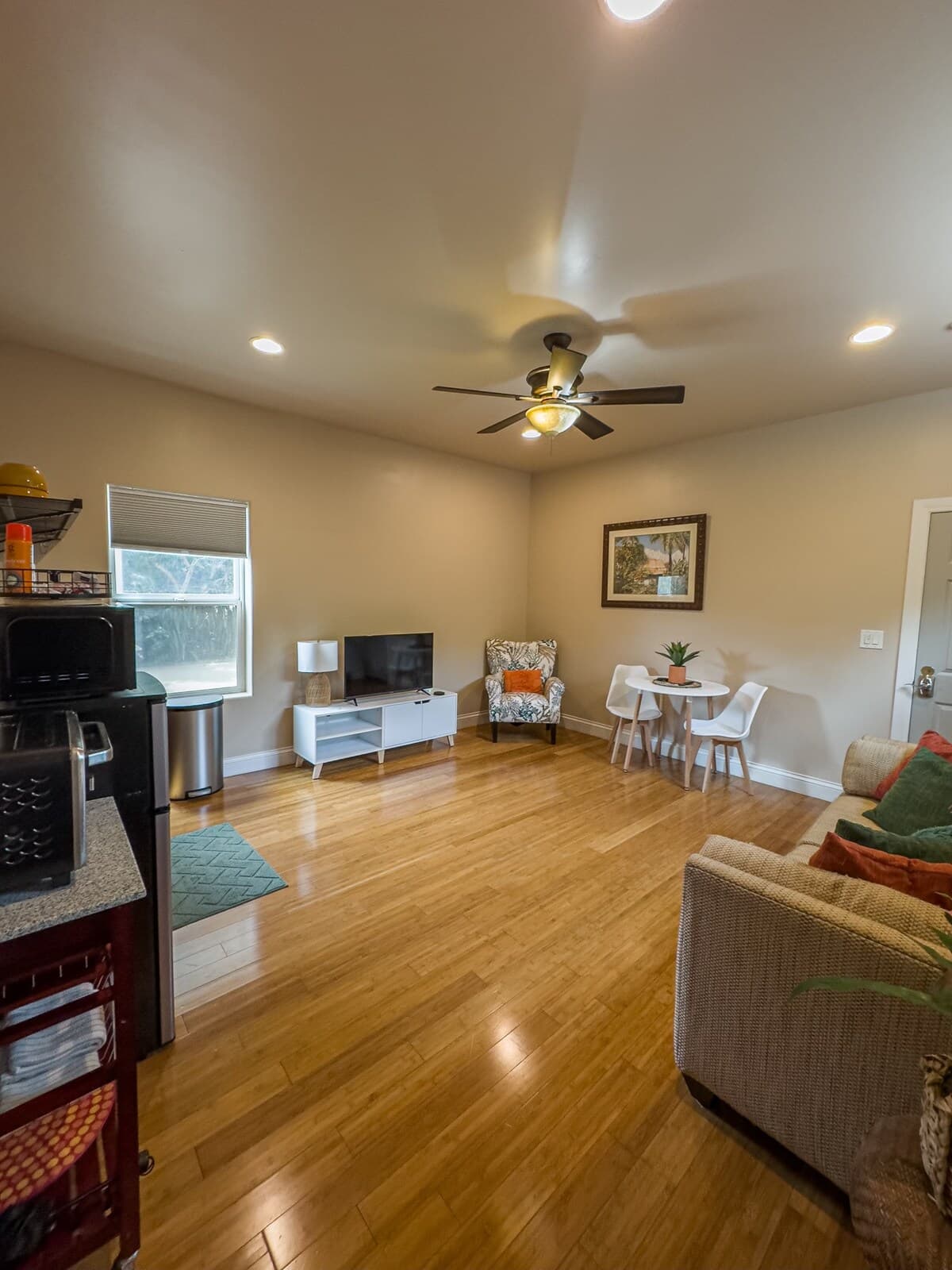 Last-Minute Deal! Central, Clean & Cozy Stay - Photo 4