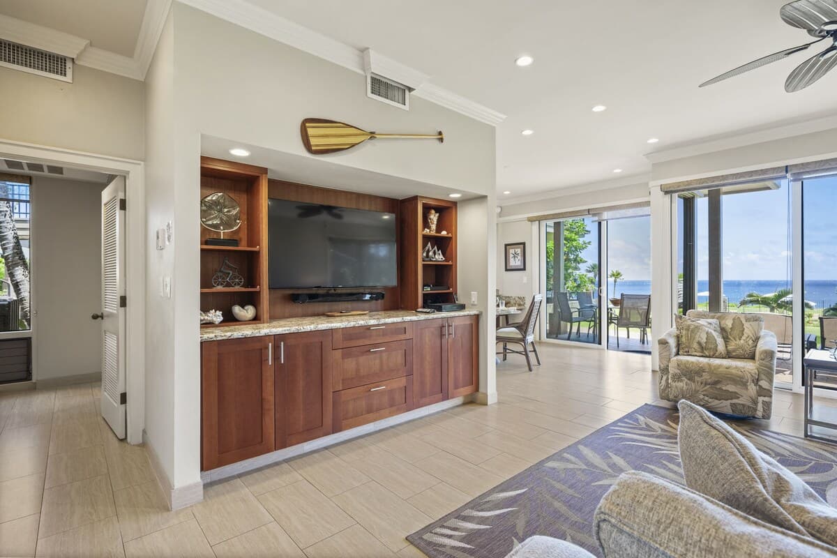 Condo in Lahaina · ★4.8 · 1 bedroom · 2 beds · 1 bath - Photo 4