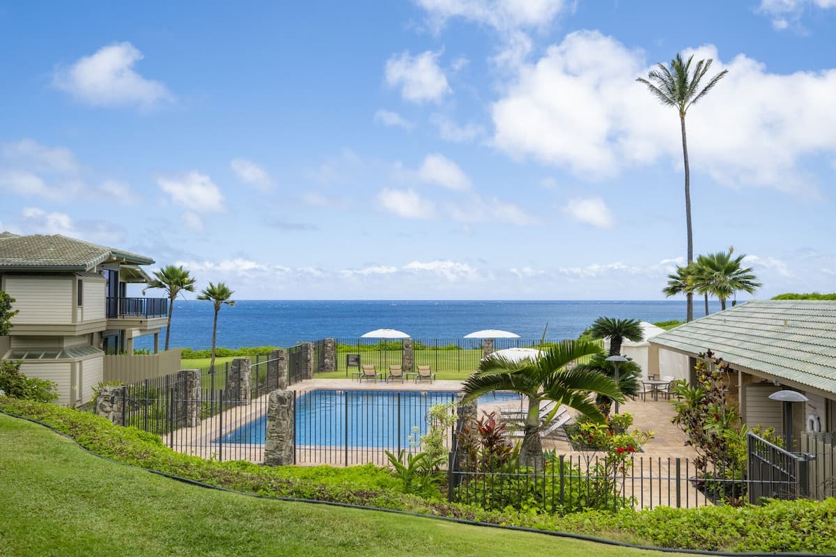 Condo in Lahaina · ★4.8 · 1 bedroom · 2 beds · 1 bath - Photo 1