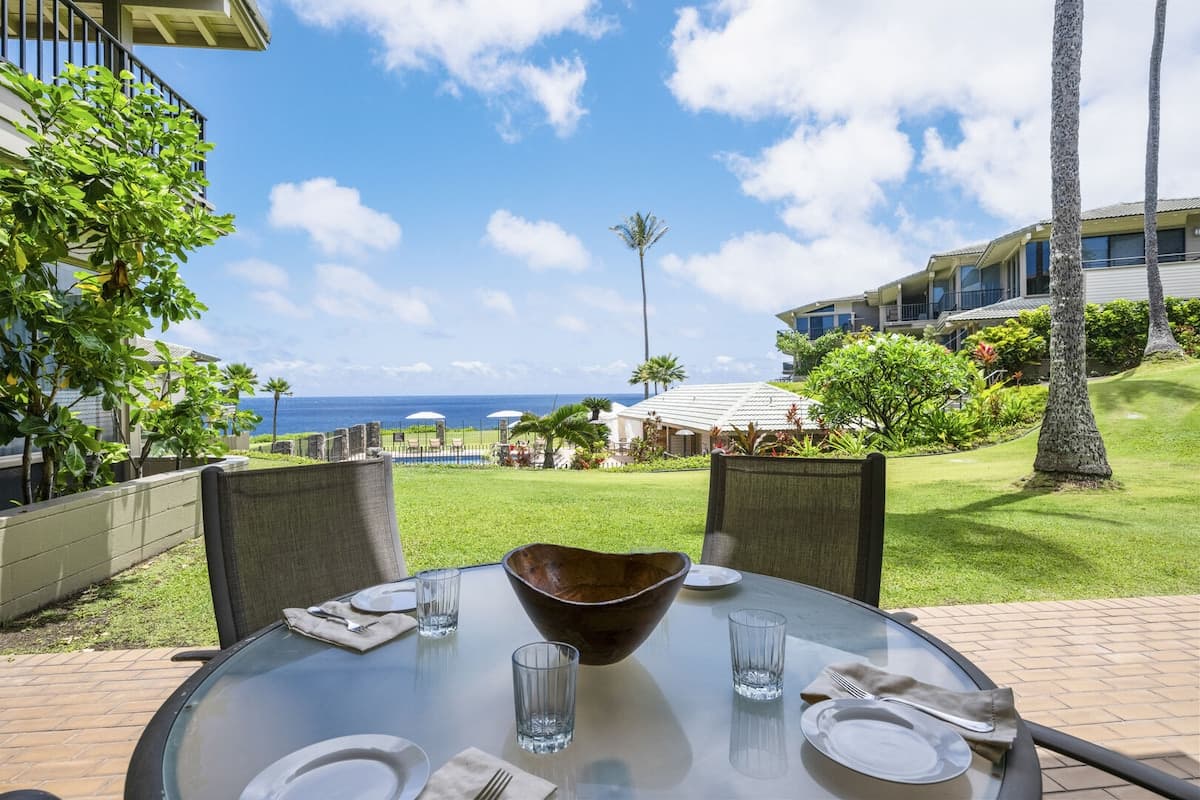 Condo in Lahaina · ★4.8 · 1 bedroom · 2 beds · 1 bath - Photo 2