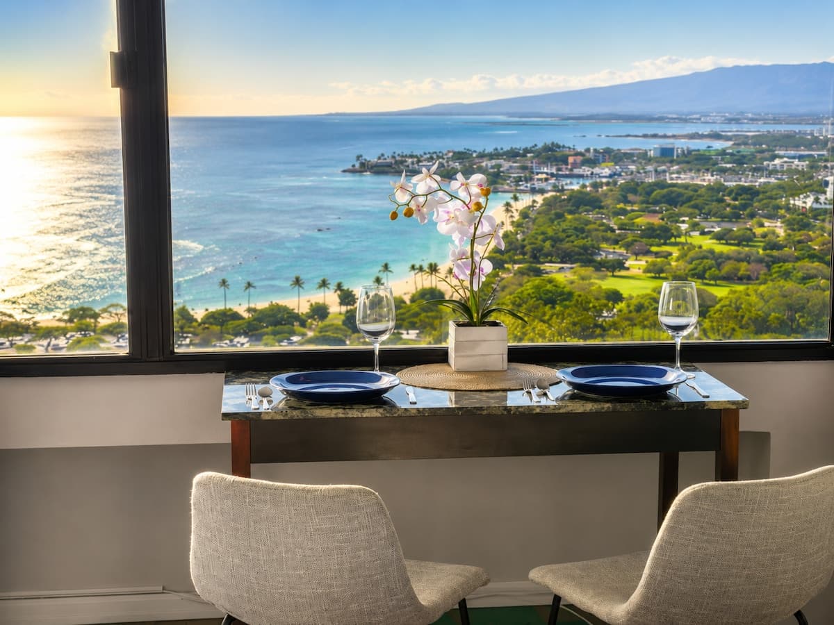 Condo in Honolulu · ★4.84 · 1 bedroom · 2 beds · 1 private bath - Photo 4