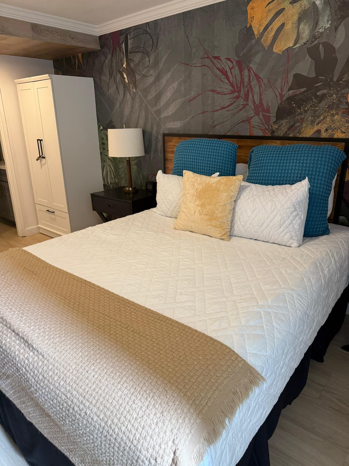 Waikiki Studio in a Prime Central Location - Photo 3