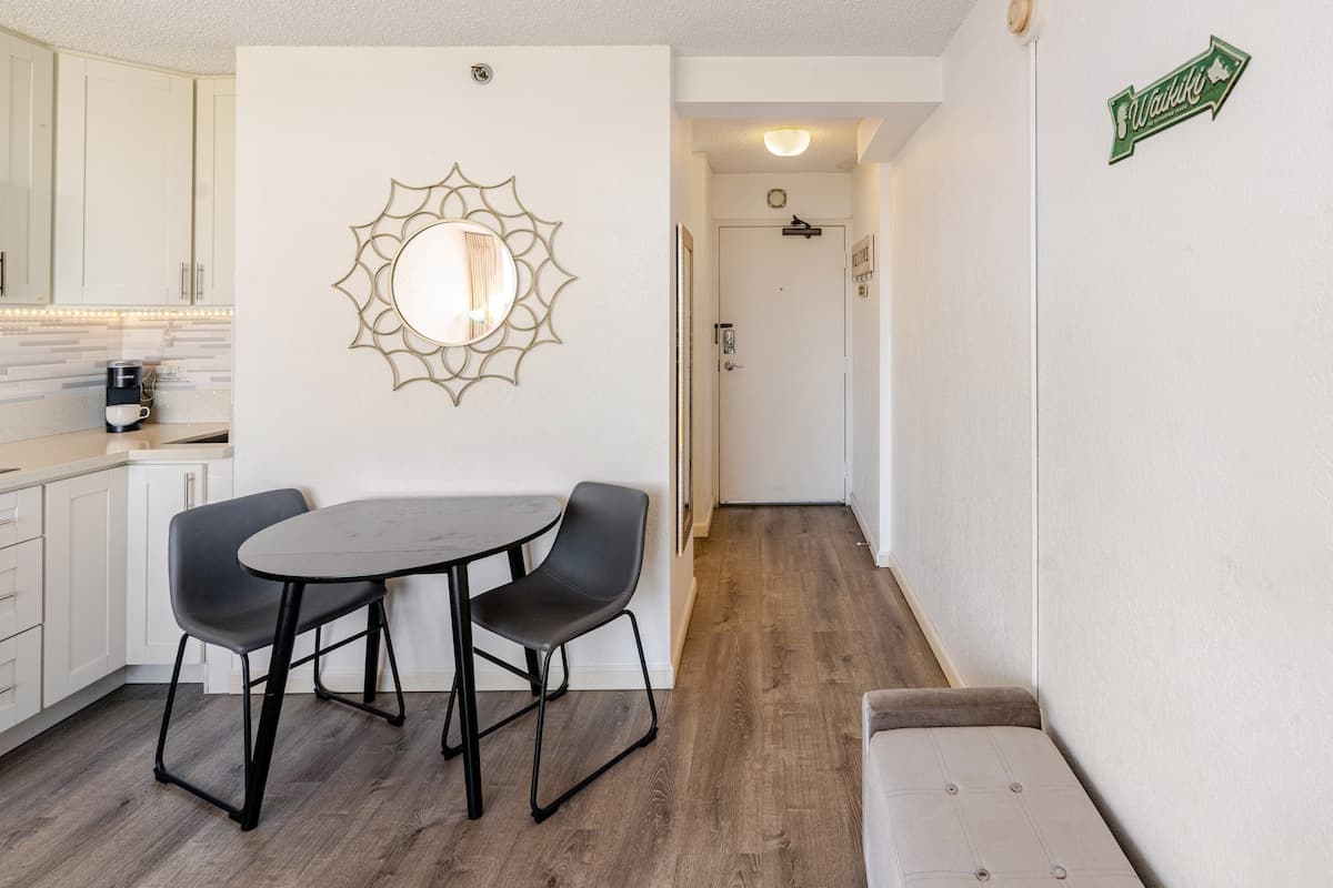 Condo in Honolulu · ★4.94 · Studio · 2 beds · 1 bath - Photo 3
