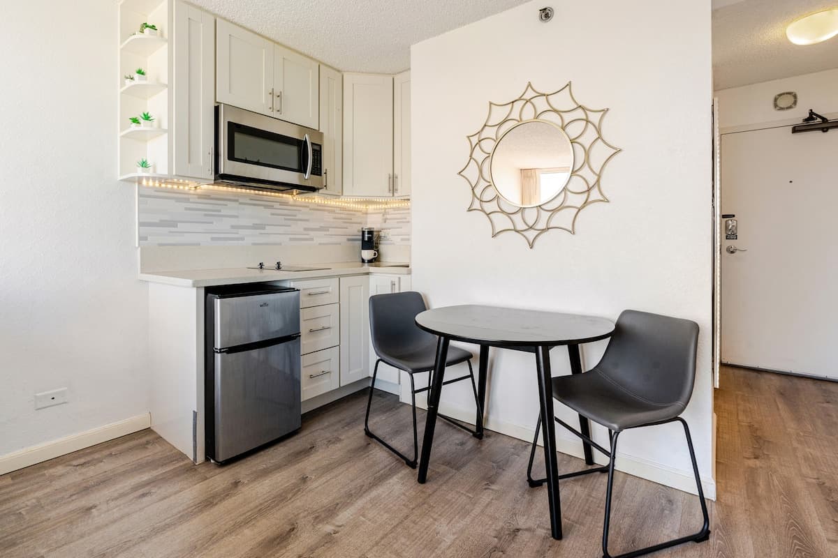 Condo in Honolulu · ★4.94 · Studio · 2 beds · 1 bath - Photo 4