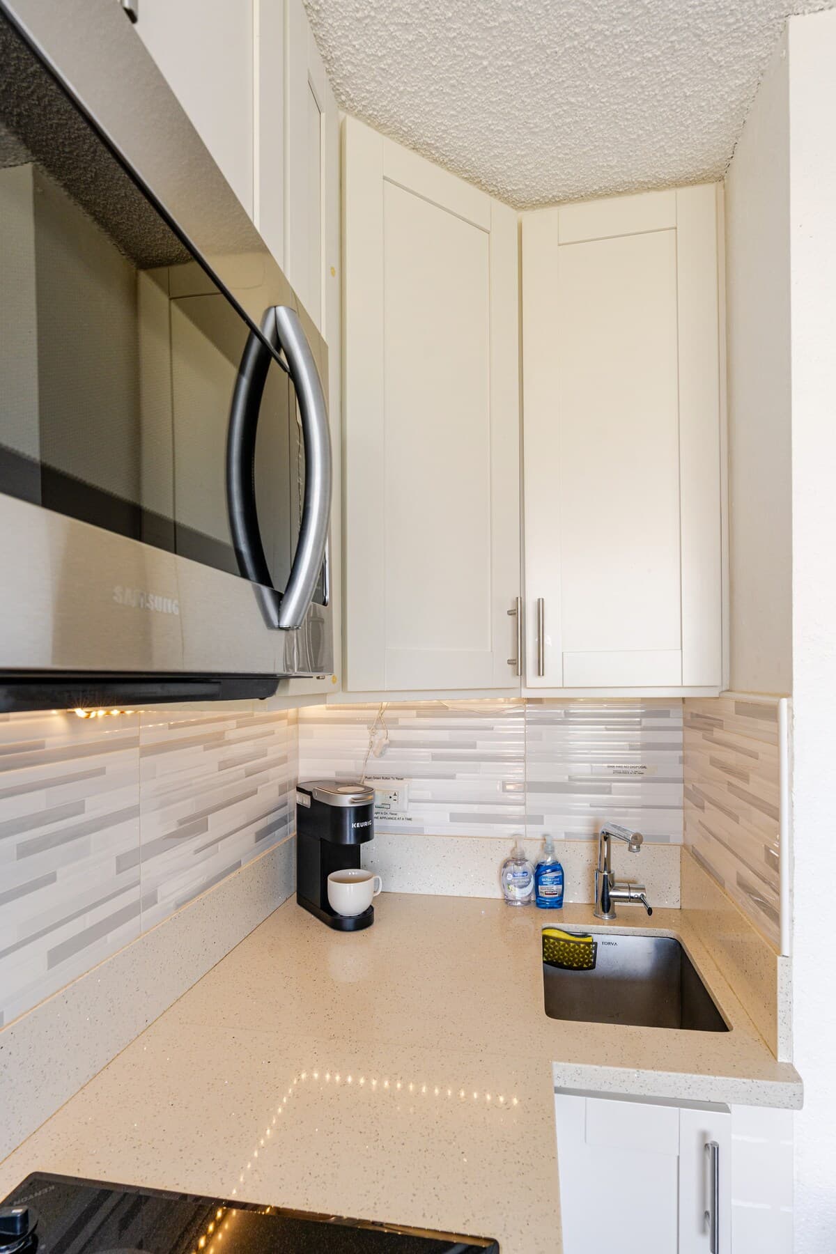 Condo in Honolulu · ★4.94 · Studio · 2 beds · 1 bath - Photo 1