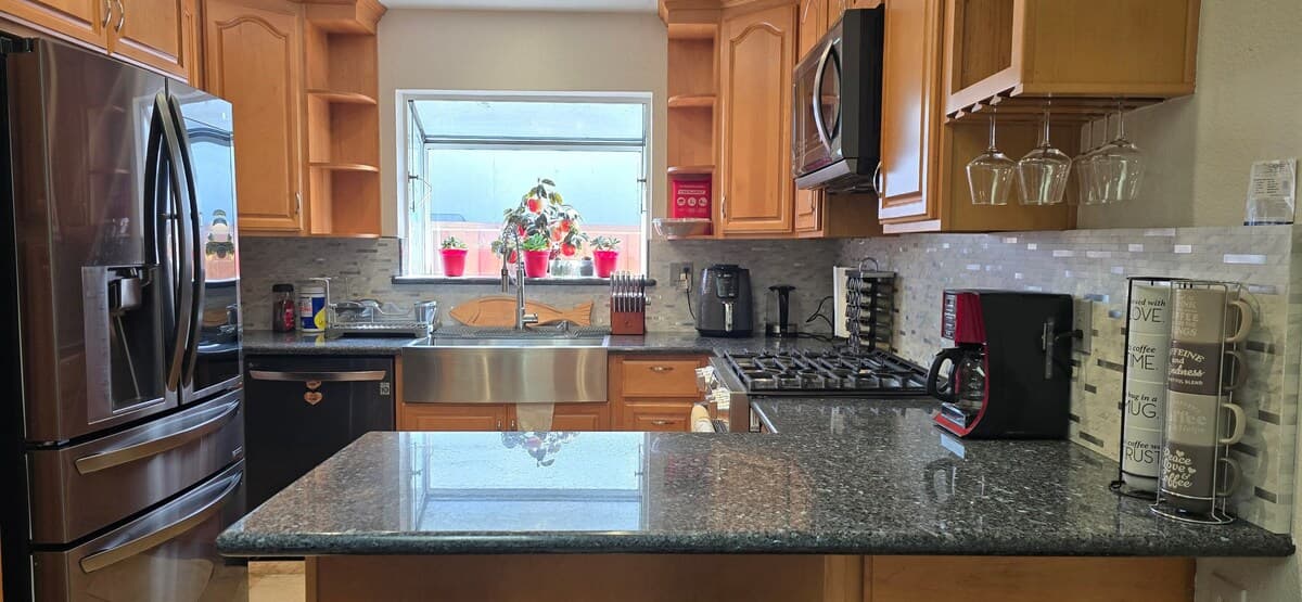 Renovated 3BR with Private Yard, Pet-Friendly - Photo 3