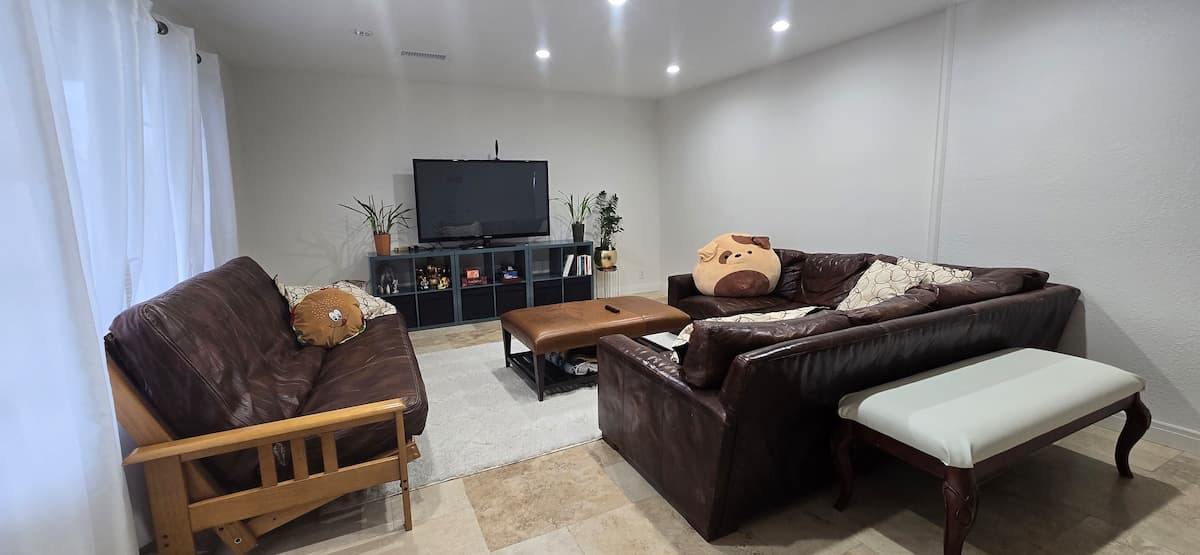 Renovated 3BR with Private Yard, Pet-Friendly - Photo 2