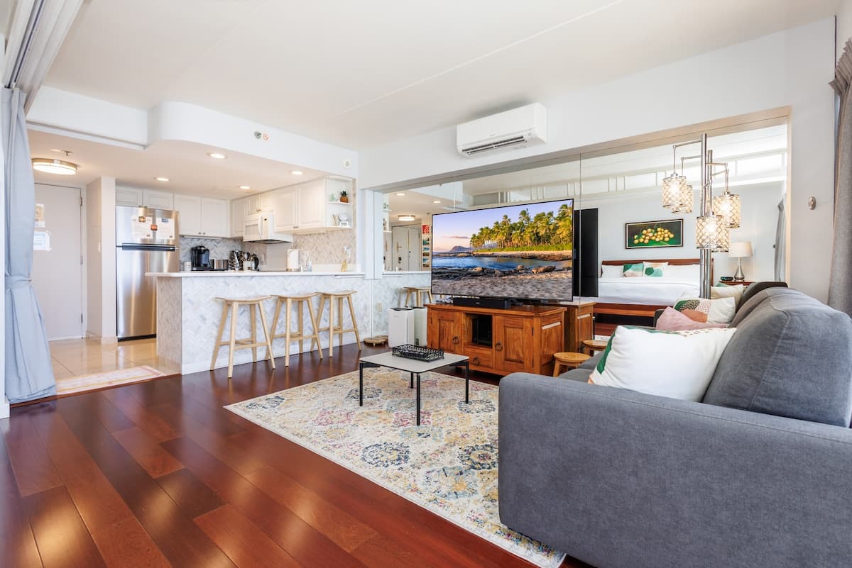 Condo in Honolulu · ★4.96 · 1 bedroom · 2 beds · 1 private bath - Photo 2