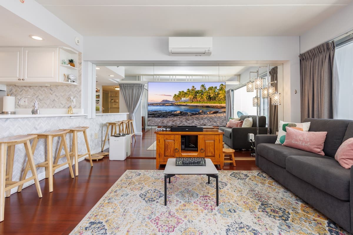 Condo in Honolulu · ★4.96 · 1 bedroom · 2 beds · 1 private bath - Photo 3