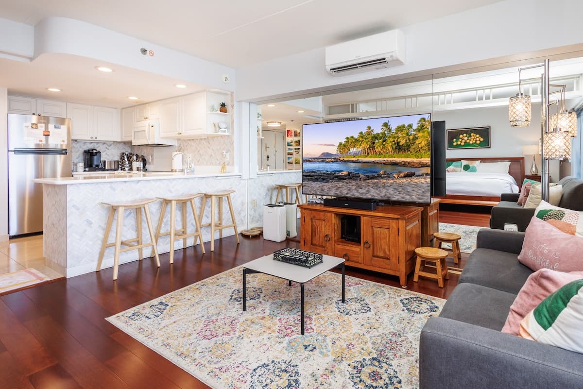 Condo in Honolulu · ★4.96 · 1 bedroom · 2 beds · 1 private bath - Photo 4
