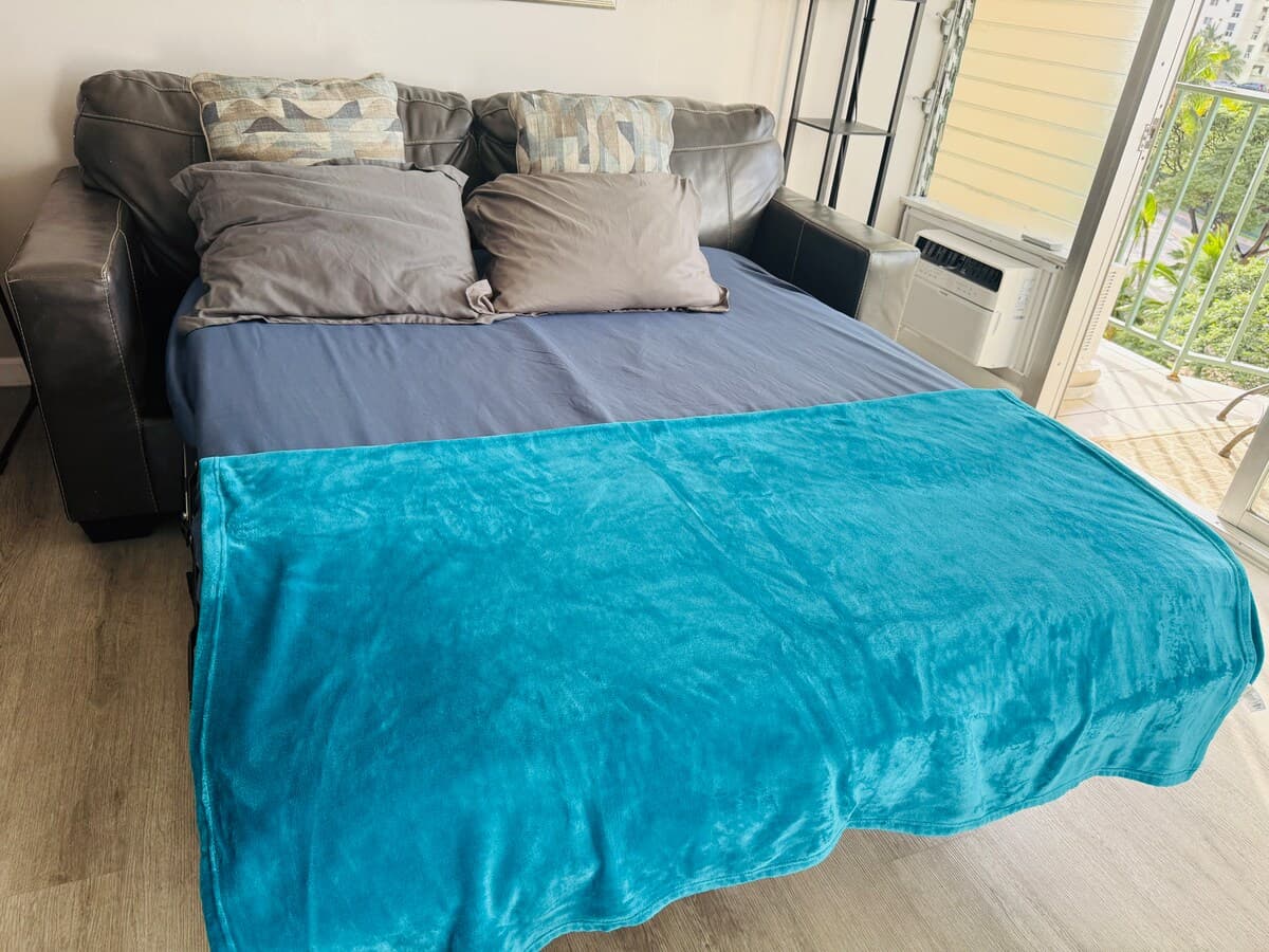 Condo in Honolulu · ★4.79 · 2 bedrooms · 4 beds · 1 private bath - Photo 4