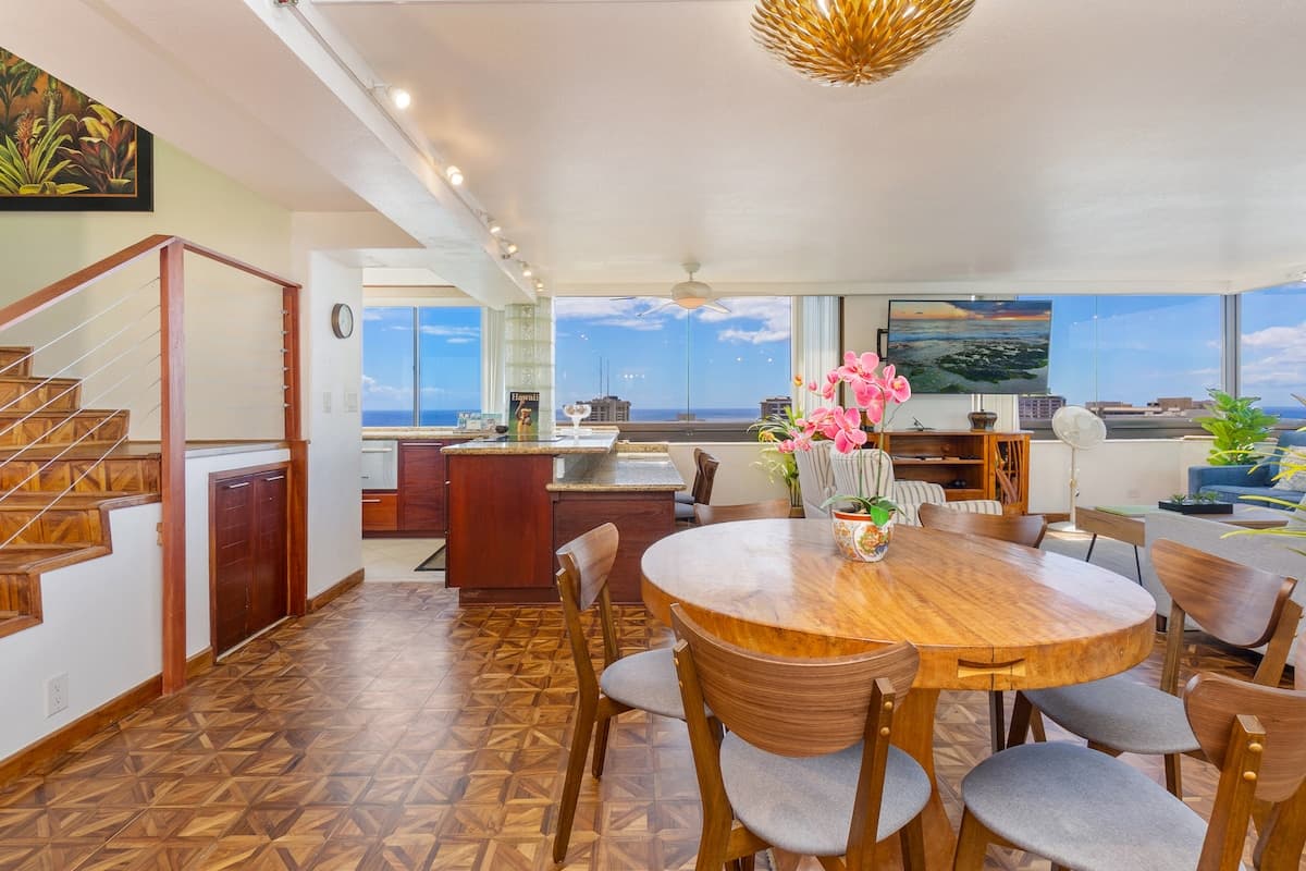 Condo in Honolulu · ★4.56 · 3 bedrooms · 3 beds · 2.5 private baths - Photo 5