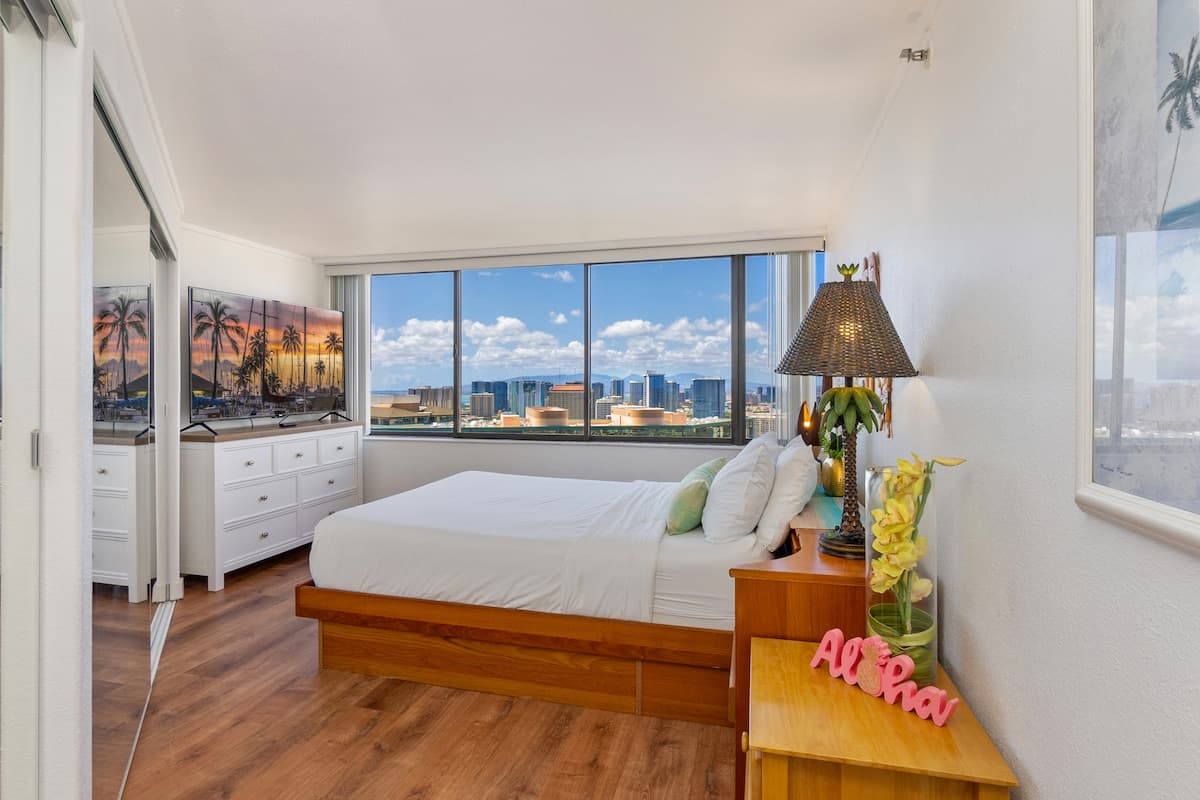 Condo in Honolulu · ★4.56 · 3 bedrooms · 3 beds · 2.5 private baths - Photo 3