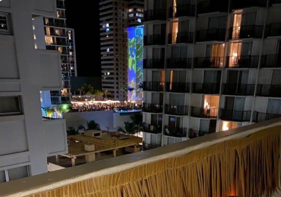Condo in Honolulu · ★4.79 · Studio · 1 bed · 1 private bath - Photo 2
