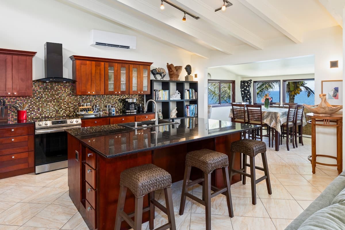 Home in Hilo · ★5.0 · 3 bedrooms · 4 beds · 2 baths - Photo 4