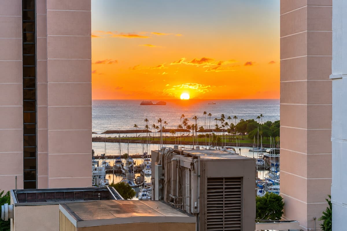 Condo in Honolulu · ★4.79 · 1 bedroom · 2 beds · 1 private bath - Photo 4
