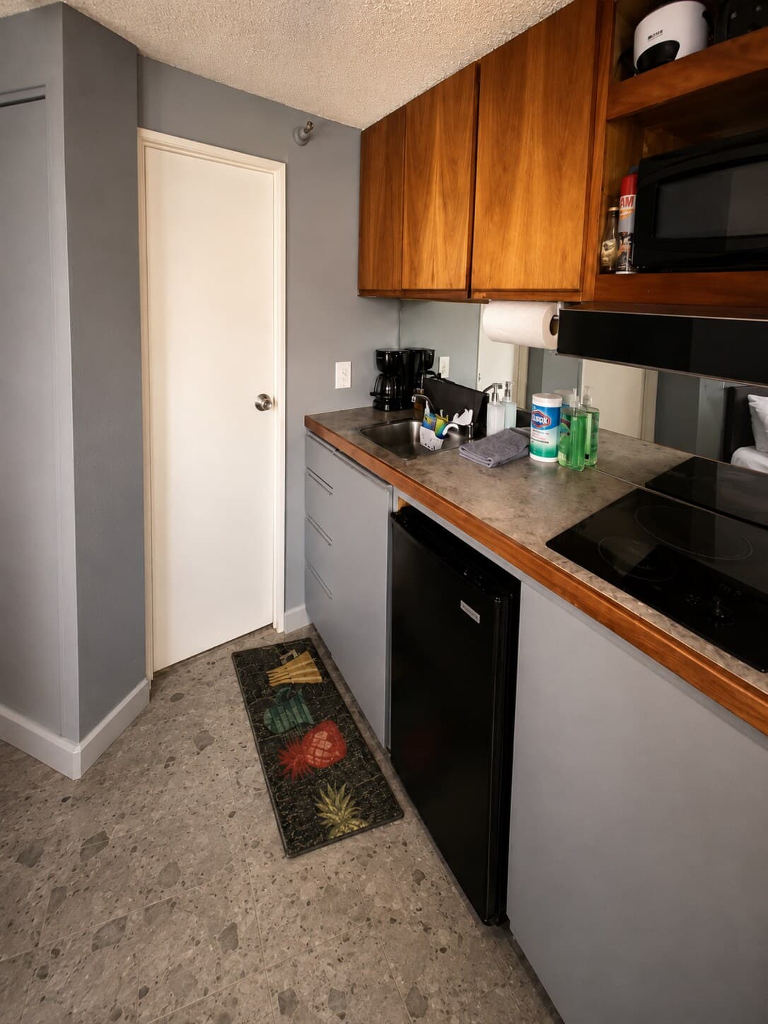 Condo in Honolulu · ★4.79 · 1 bedroom · 2 beds · 1 private bath - Photo 5