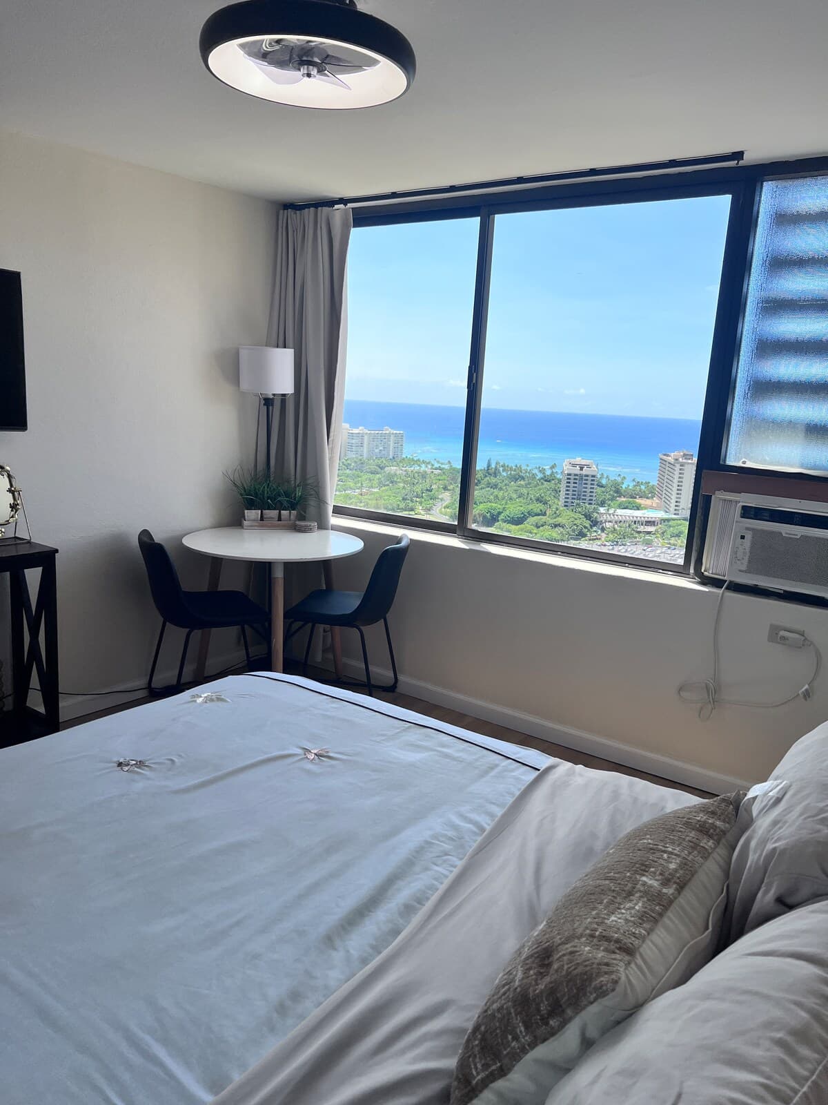 Condo in Honolulu · ★4.62 · Studio · 1 bed · 1 private bath - Photo 5