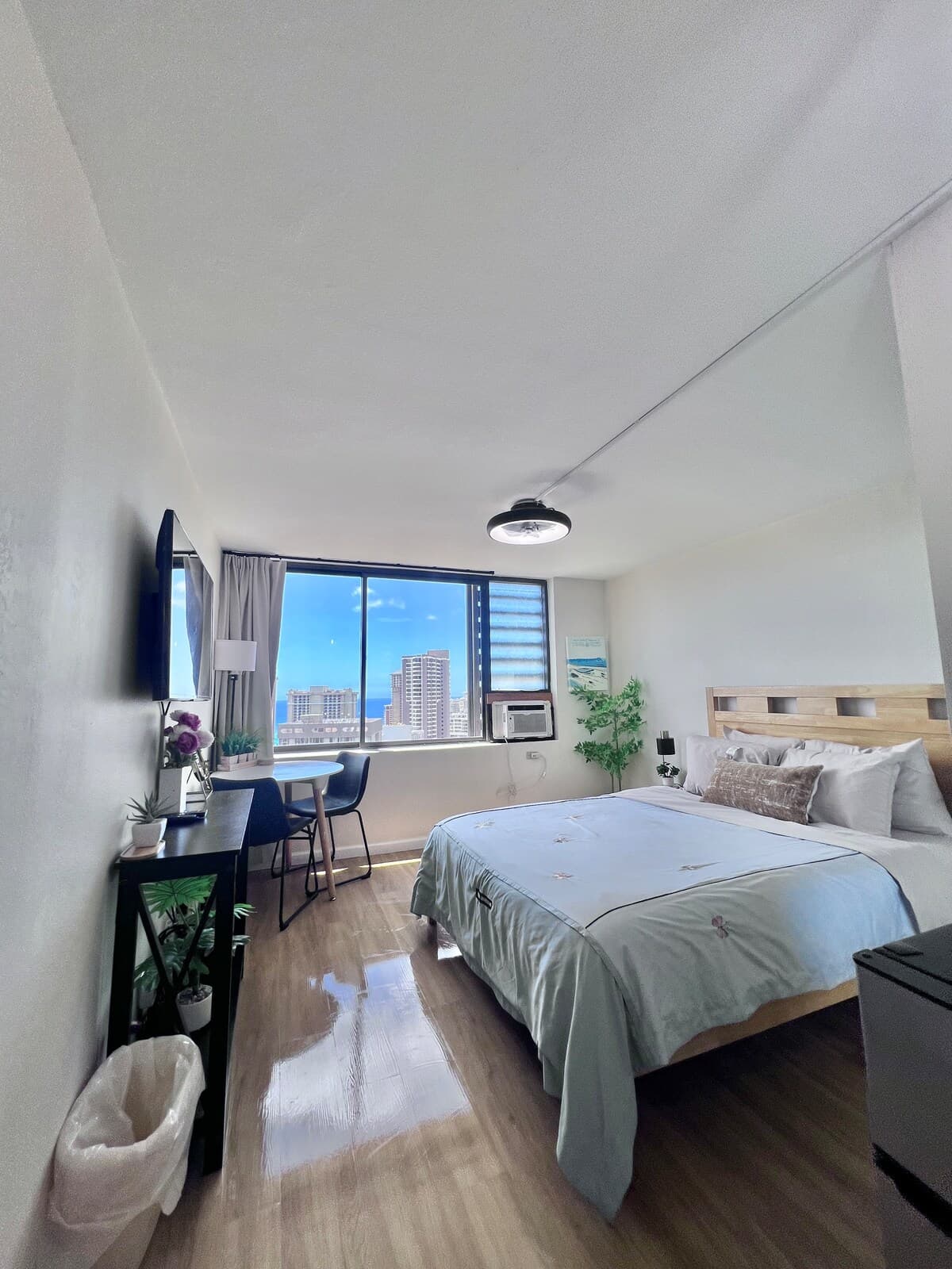 Condo in Honolulu · ★4.62 · Studio · 1 bed · 1 private bath - Photo 1
