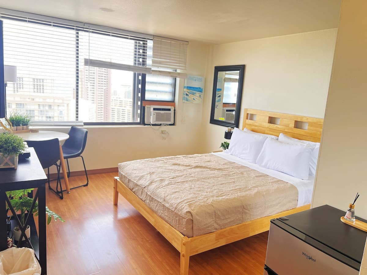 Condo in Honolulu · ★4.62 · Studio · 1 bed · 1 private bath - Photo 3