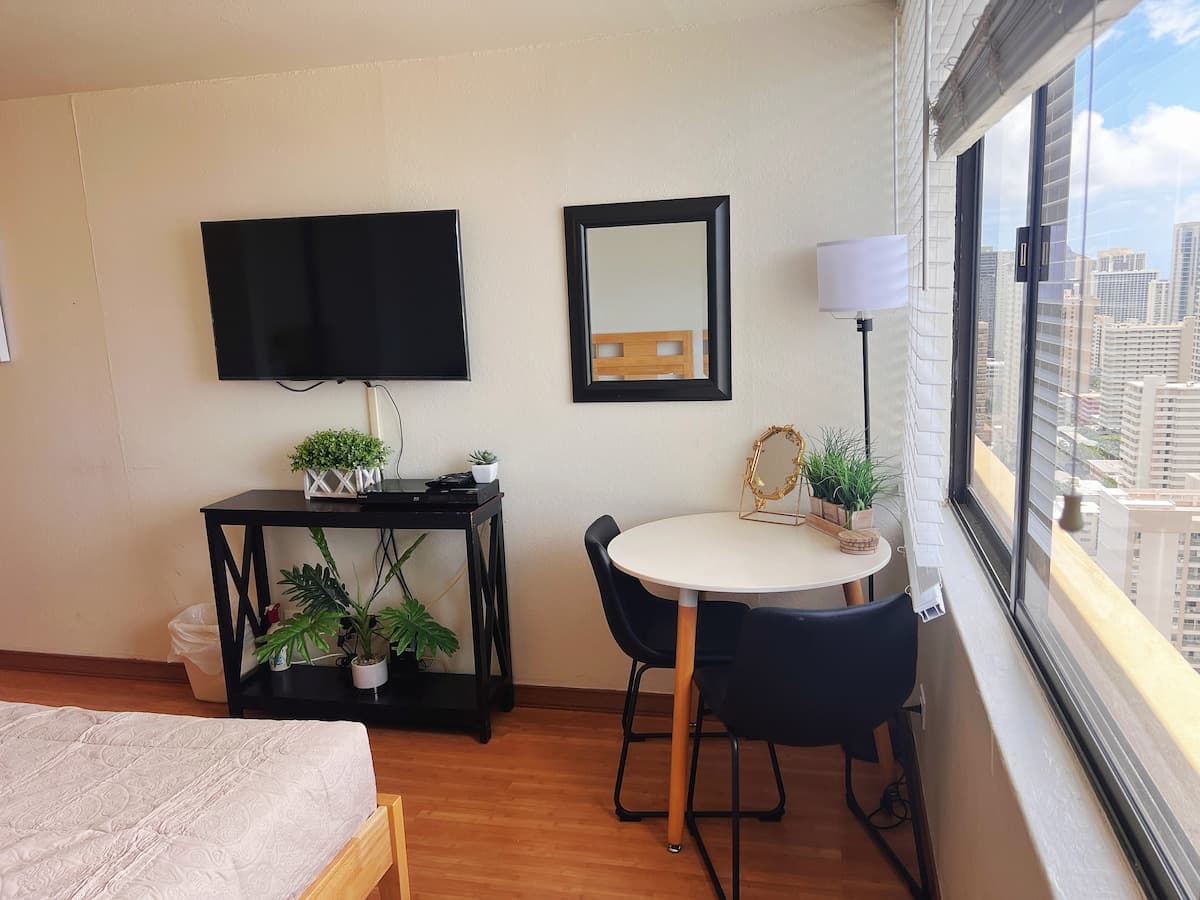 Condo in Honolulu · ★4.62 · Studio · 1 bed · 1 private bath - Photo 2