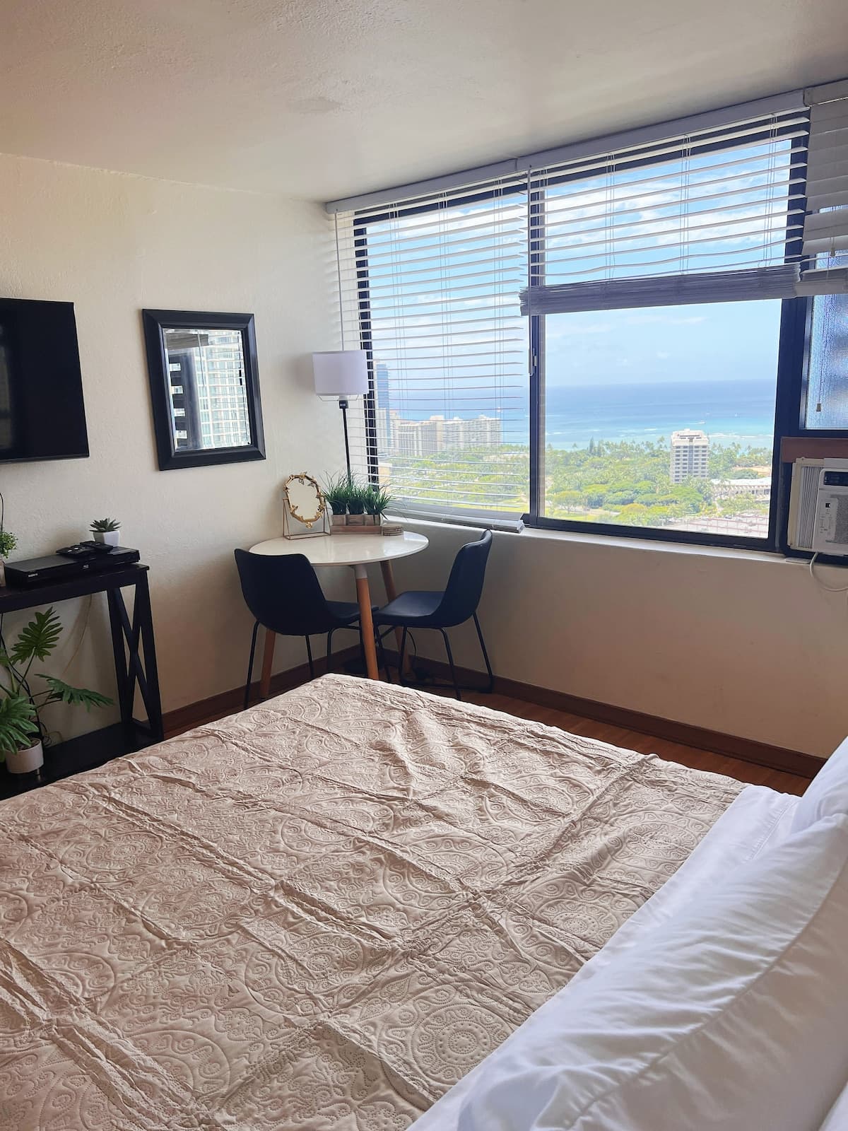 Condo in Honolulu · ★4.62 · Studio · 1 bed · 1 private bath - Photo 4