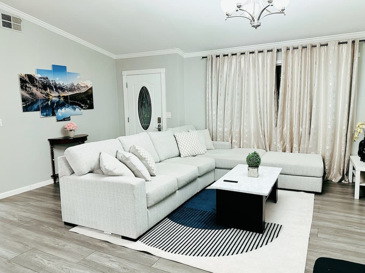 Spacious Modern Home Near Downtown & Stadiums - Photo 5