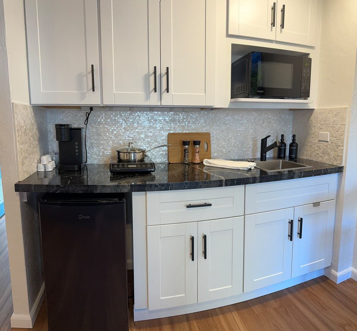 Condo in Honolulu · ★4.79 · Studio · 1 bed · 1 private bath - Photo 2