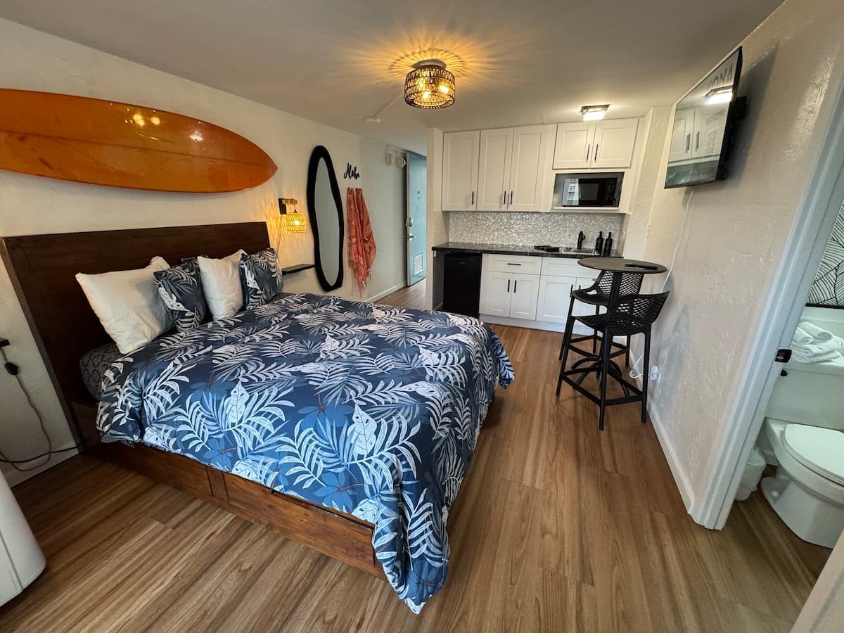 Condo in Honolulu · ★4.79 · Studio · 1 bed · 1 private bath - Photo 1