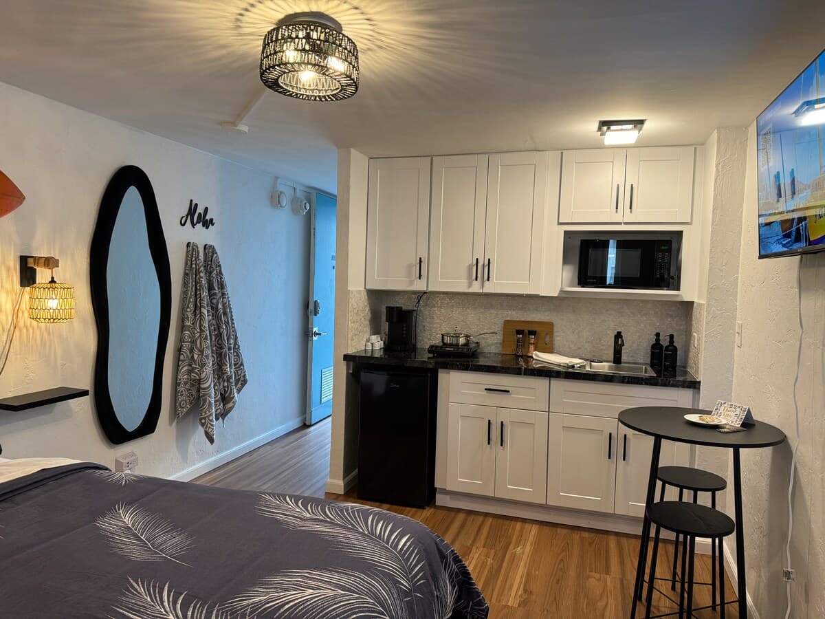 Condo in Honolulu · ★4.79 · Studio · 1 bed · 1 private bath - Photo 3