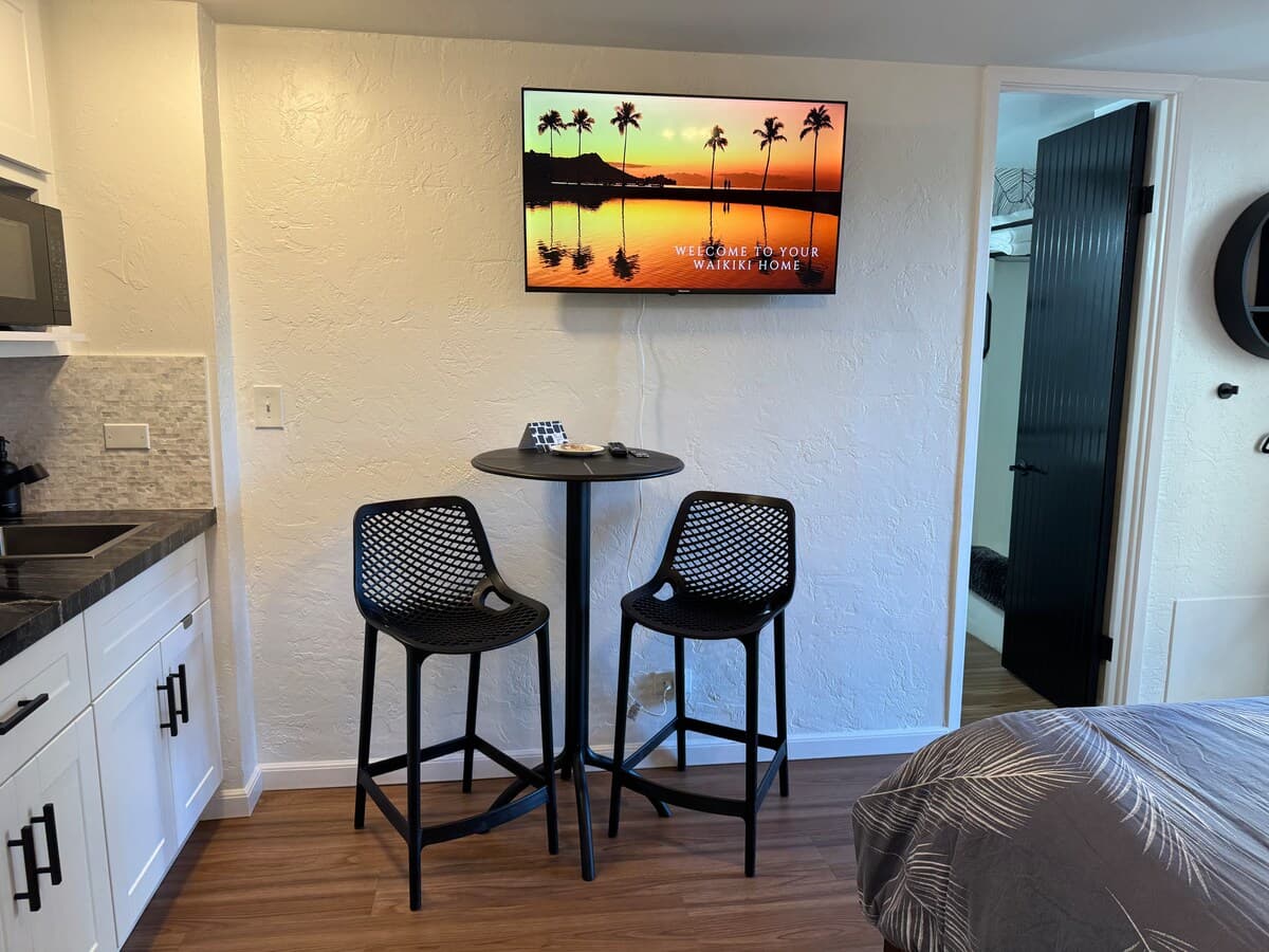 Condo in Honolulu · ★4.79 · Studio · 1 bed · 1 private bath - Photo 4
