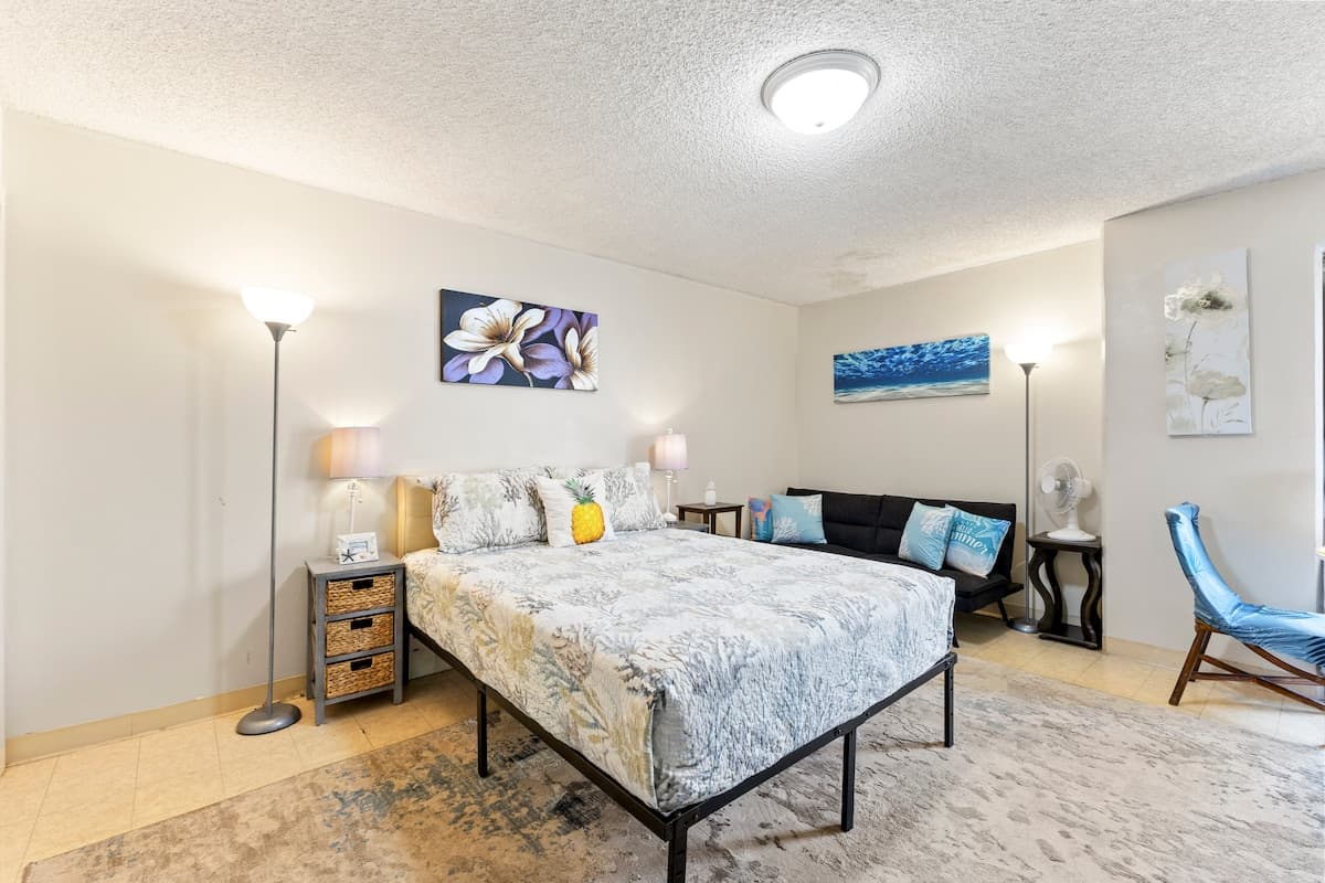 Basic Studio 🏝 1 Block To The Beach! Legally Zoned - Photo 1