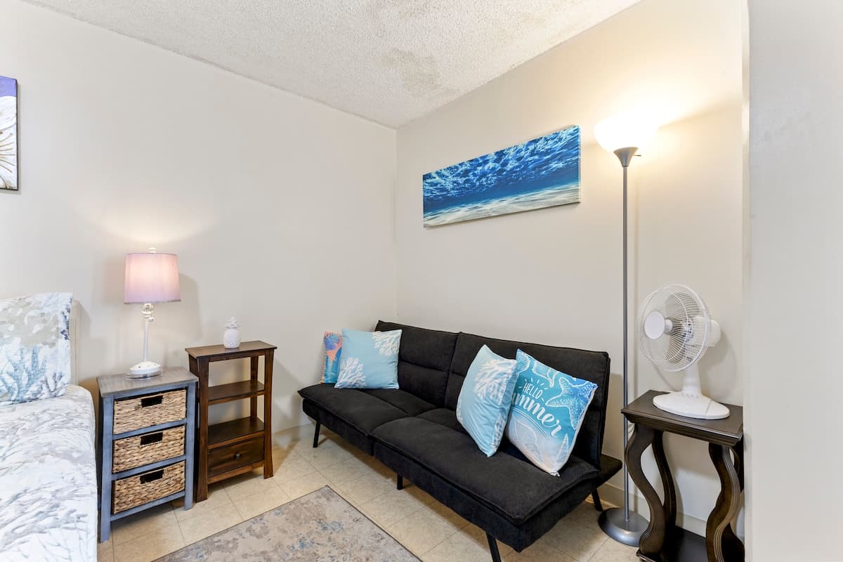 Basic Studio 🏝 1 Block To The Beach! Legally Zoned - Photo 5