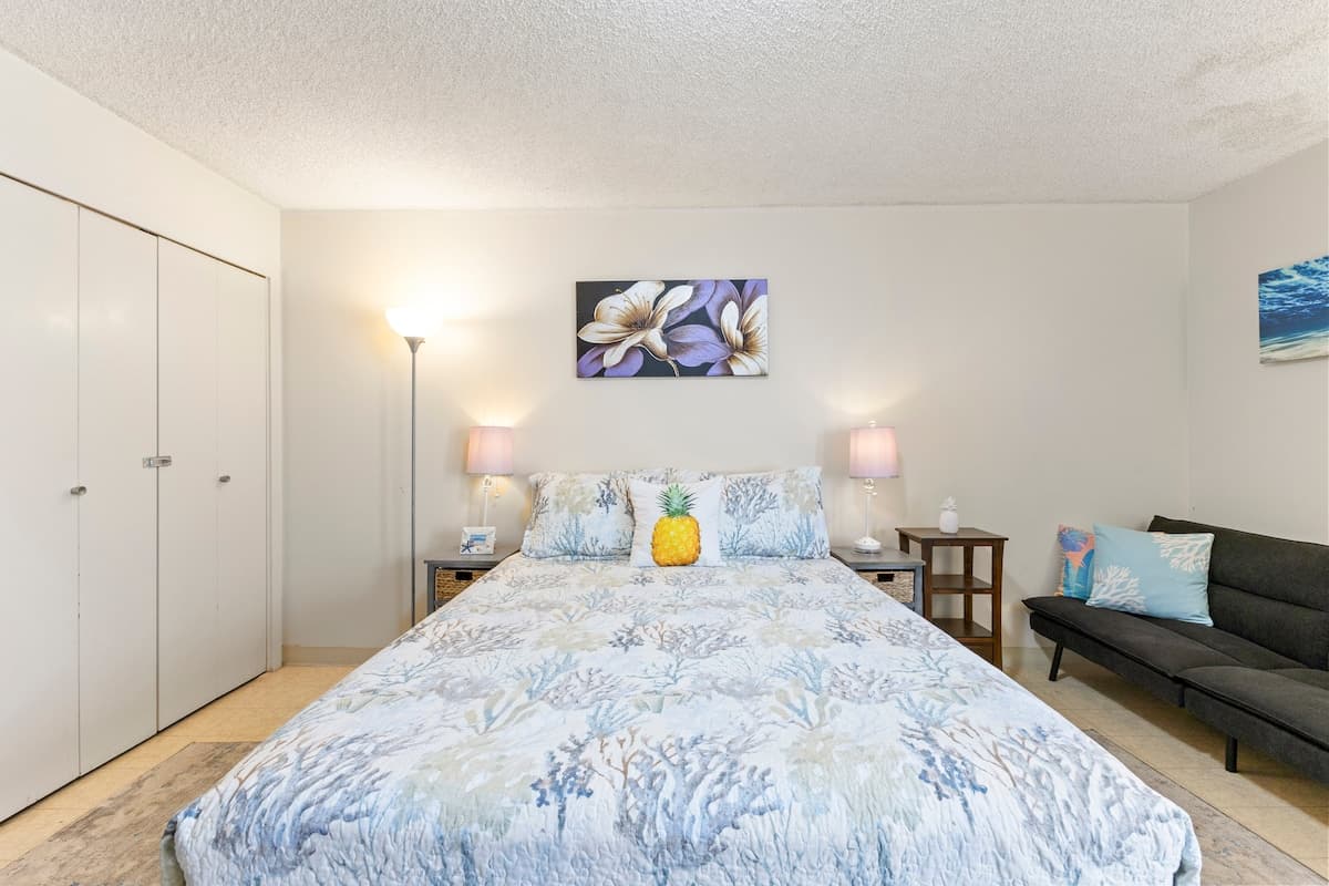 Basic Studio 🏝 1 Block To The Beach! Legally Zoned - Photo 3