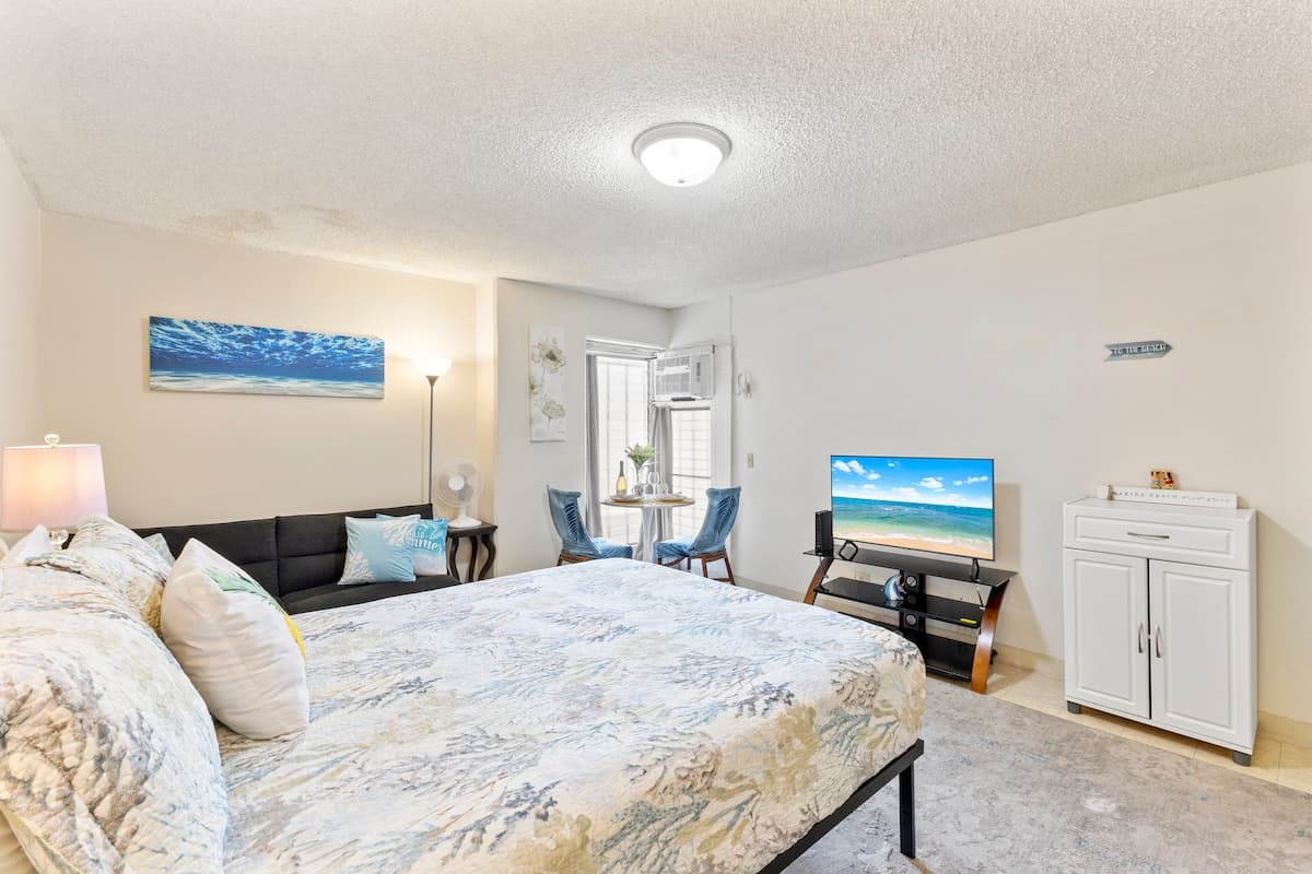 Basic Studio 🏝 1 Block To The Beach! Legally Zoned - Photo 4