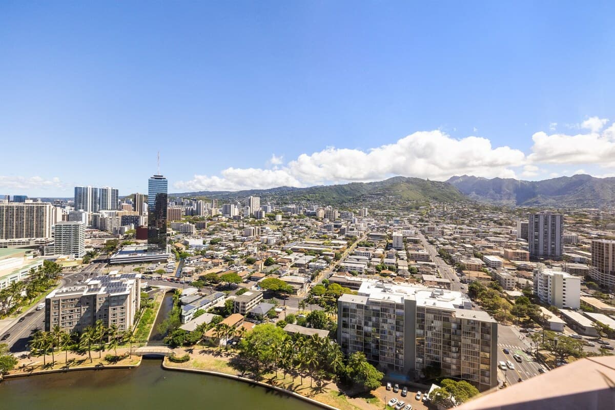 Condo in Honolulu · ★4.56 · 2 bedrooms · 2 beds · 2 baths - Photo 4
