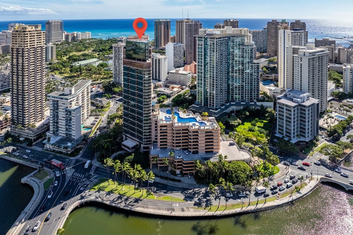Condo in Honolulu · ★4.56 · 2 bedrooms · 2 beds · 2 baths - Photo 3