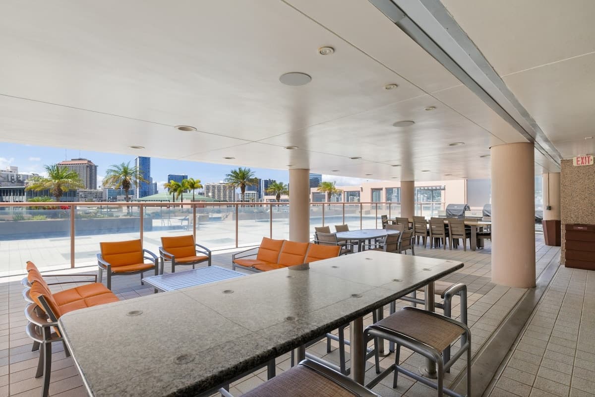 Condo in Honolulu · ★4.56 · 2 bedrooms · 2 beds · 2 baths - Photo 2