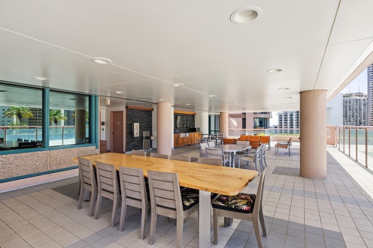 Condo in Honolulu · ★4.56 · 2 bedrooms · 2 beds · 2 baths - Photo 1